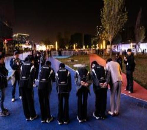 二八杠社交礼仪：下注准、认赔快、不磨蹭的职场牌局哲学。（二八杠式职场社交：押准、认赔利落、绝不拖沓的牌局哲学）